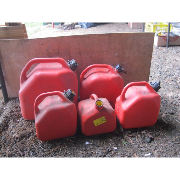 5 PLASTIC FUEL CANS