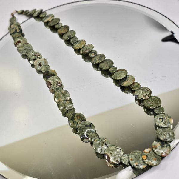 VINTAGE GREEN STONE NECKLACE
