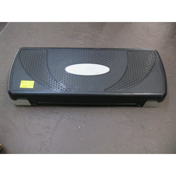 ADJUSTABLE STEP W/LEGS UNDERNEATH