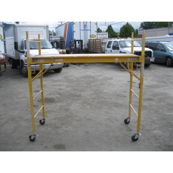 SCAFFOLDING ON CASTORS