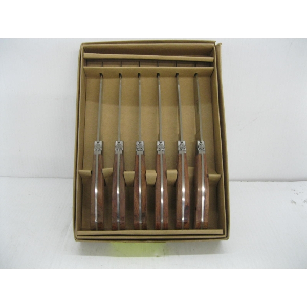 SET OF STEAK KNIVES