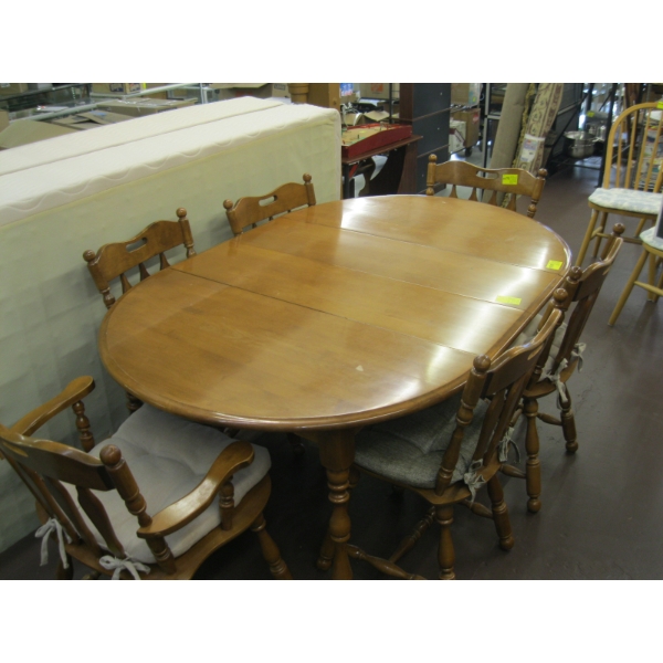 SOLID WOOD DINING TABLE W/2 LEAVES & 6 CHAIRS