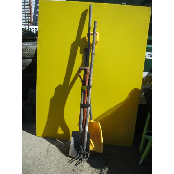 BUNDLE OF GARDEN TOOLS