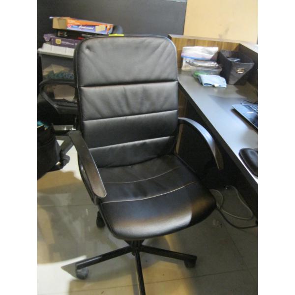 BLACK OFFICE CHAIR