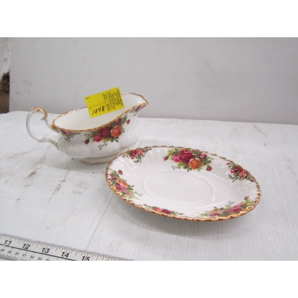 ROYAL ALBERT OLD COUNTRY ROSE GRAVY BOAT W/TRAY - DAMAGED