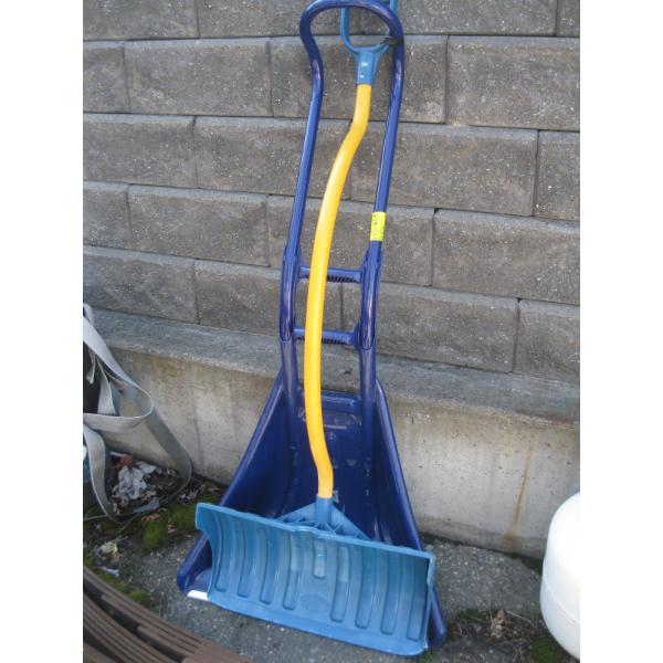 2 SNOWSHOVELS