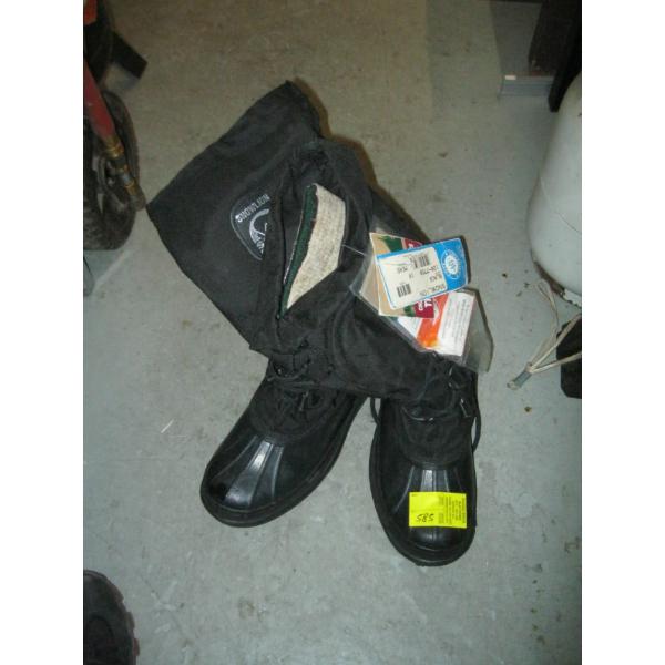 PAIR OF SORREL SNOWLION BOOTS, SZ 10