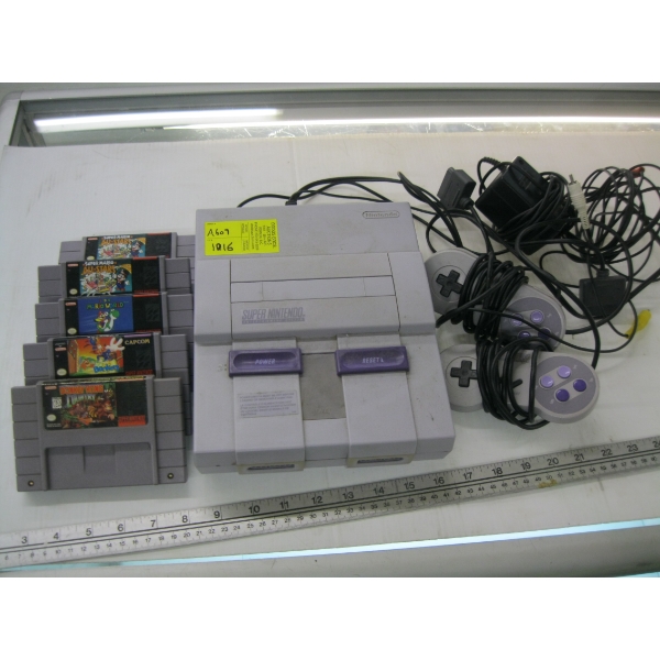 SUPER NINTENDO W/5 GAMES & CONTROLLERS