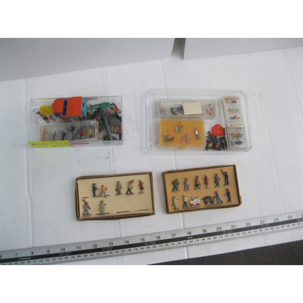 SM. TRAIN FIGURINES