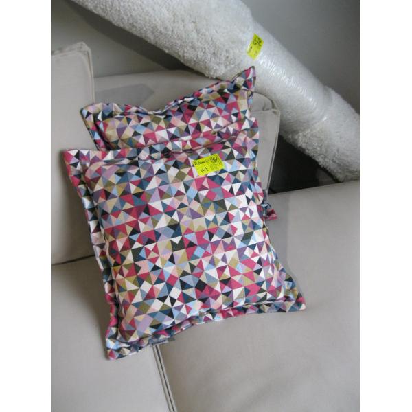 5 COLORFUL PILLOWS