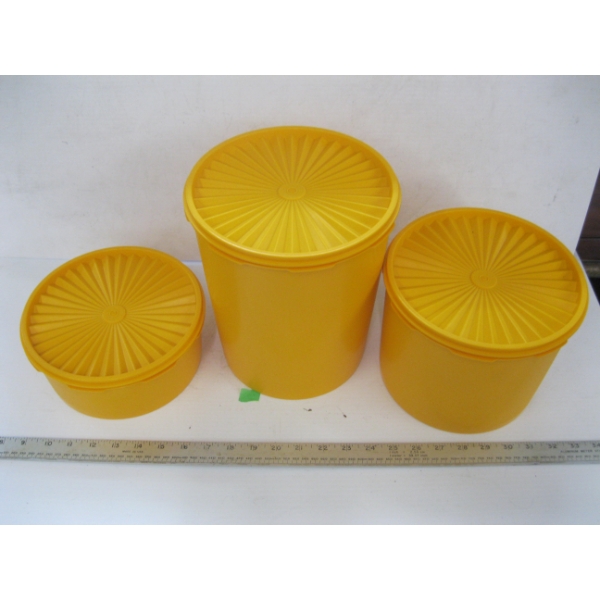 TUPPERWARE CANNISTER SET