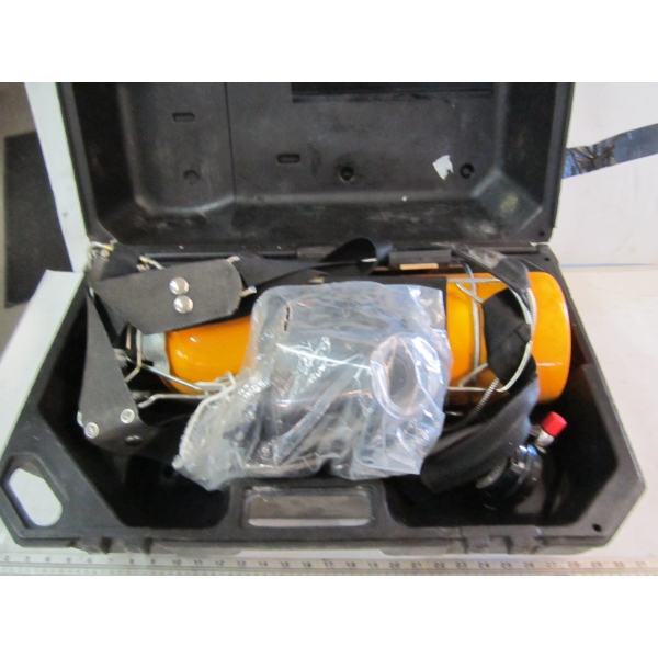 DIVING TANK, MASK, REGULATOR IN CASE