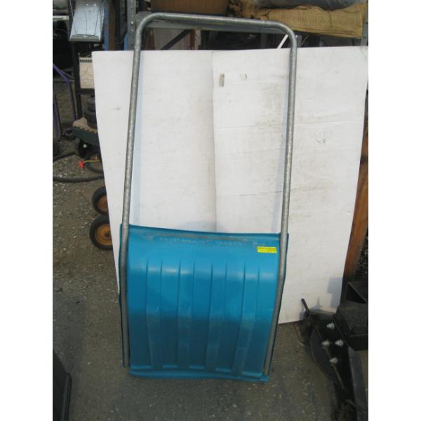 SNOW SHOVEL