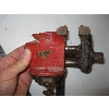 Image 2 : 2 CLAMP ON VISES & AN HYDRAULIC JACK