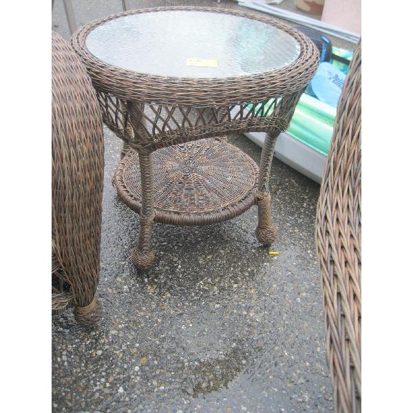 PATIO WICKER LIKE ROUND TABLE