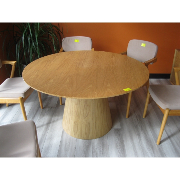 ROUND DINING TABLE W/SINGLE PEDESTAL BASE, OAK