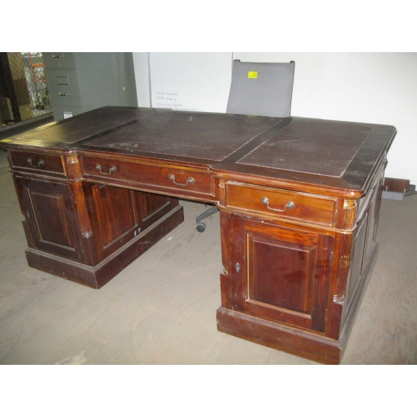 LG. EXECUTIVE 2 SIDED OFFICE DESK