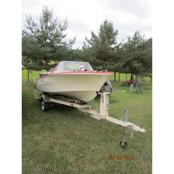 HOUSTON GLASS CRAFT 12.5' FIBERGLASS BOAT W/ASST. ITEMS INSIDE