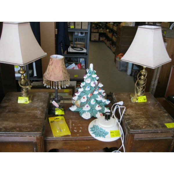 2 BRASS BASED MATCHING LAMPS, SM. LAMP & CHRISTMAS TREE LIGHT