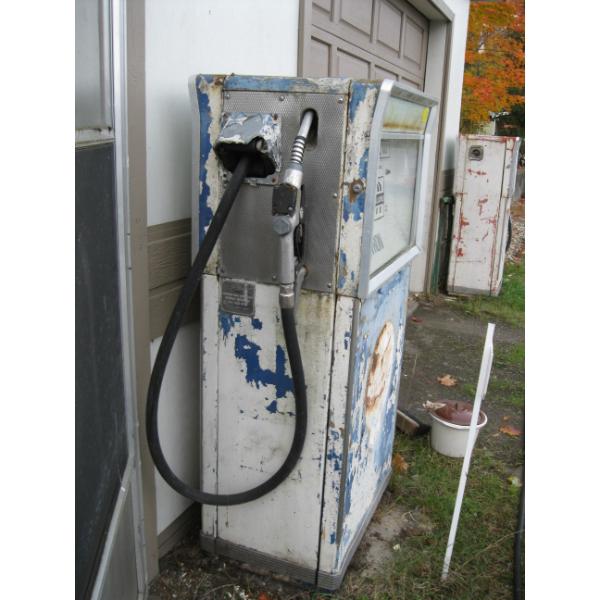 BENNETT FUEL PUMP - MODEL 2056 - EARLY 60s, FROM SORRENTO