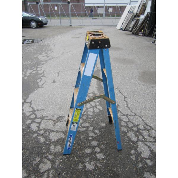 WERNER BLUE FIBERGLASS 4' FOLDING STEPLADDER