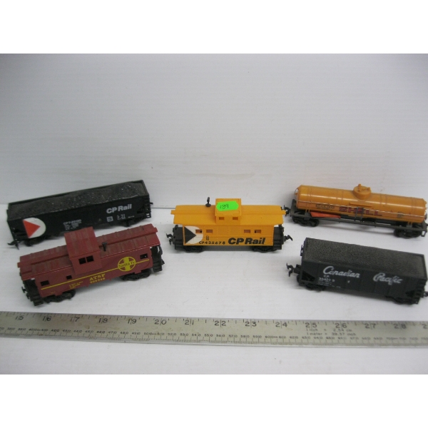 5 HO SCALE TRAIN CARS