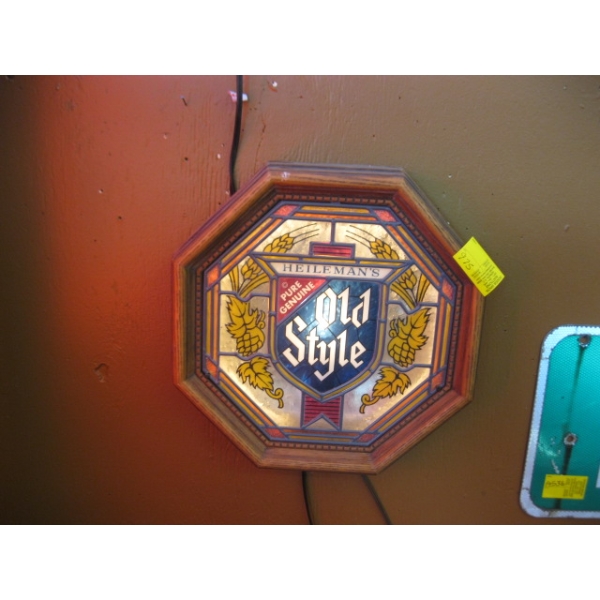 HEILEMAN'S OLD STYLE LIGHTED BEER SIGN
