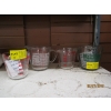 Image 2 : VINTAGE MEASURING CUPS - PYREX, FIRE KING, ANCHOR HOCKING - & 4 PLATES