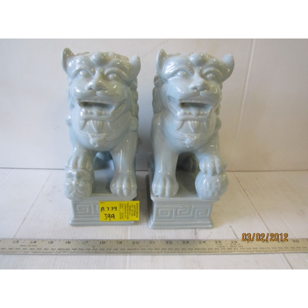 2 CAT STATUES