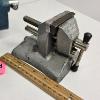 Image 4 : 2 TABLE TOP VISES INCLUDING A VACUUM VISE