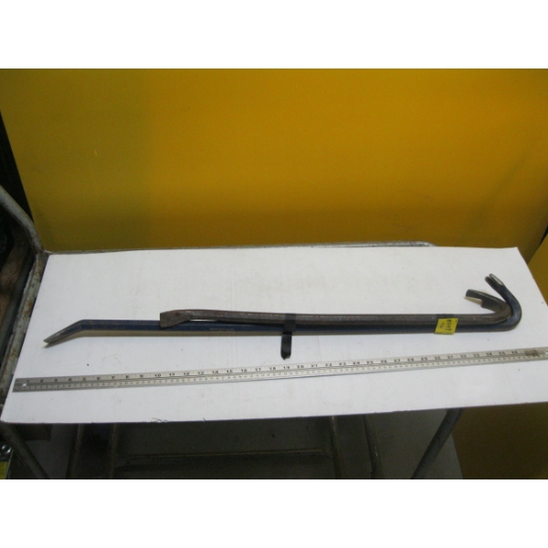 2 CROWBARS - 1 END BROKEN