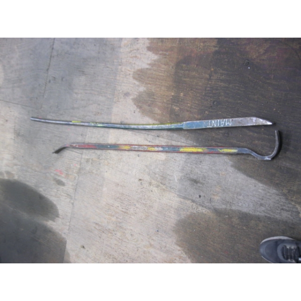 2 PRYBARS