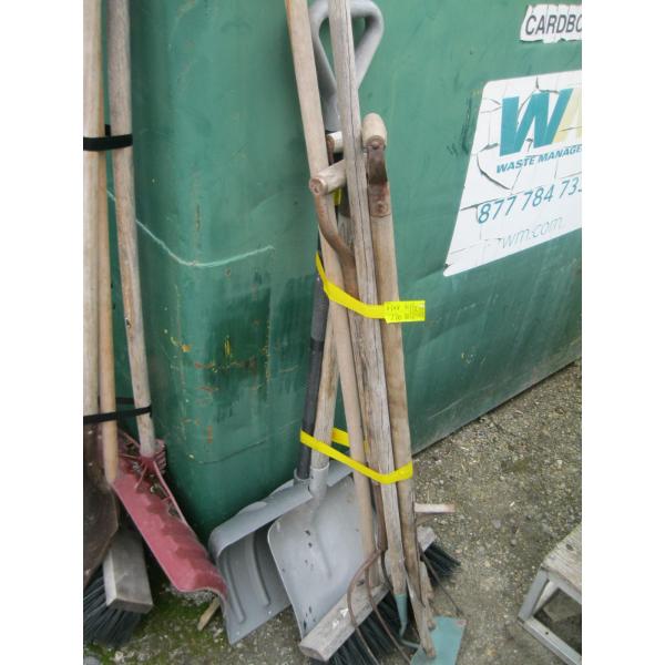 BUNDLE OF GARDEN TOOLS