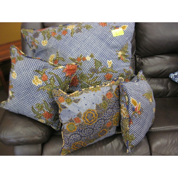 4 DECORATIVE PILLOWS
