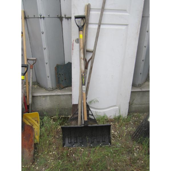 BUNDLE OF ASST. GARDEN TOOLS  