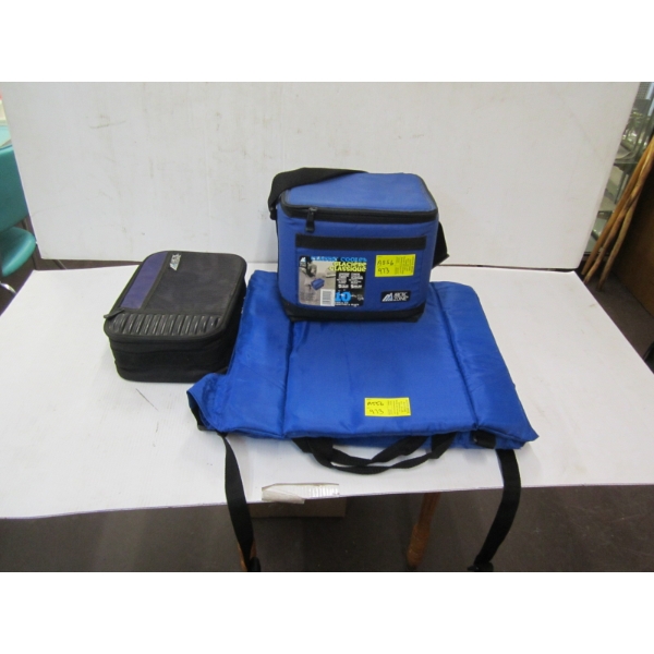 STADIUM CHAIR, 2 SMALL COOLERS