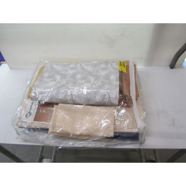 BAG W/ASST. PLACEMATS & NAPKINS