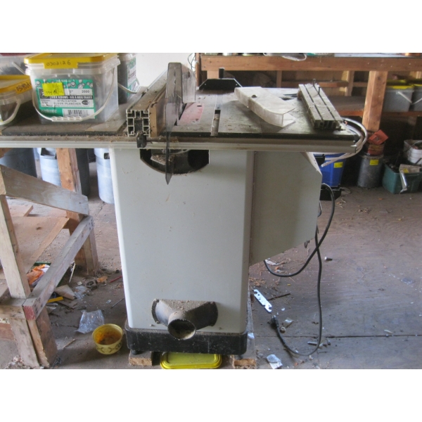 DELTA INDUSTRIAL CABINET MAKER'S TABLE SAW - 1 3/4HP W/RIP FENCE EXTENSION, T SQAURE
