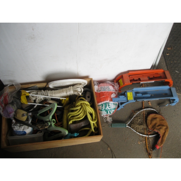PAIR OF BLACK & DECKER SCAFFOLDING BRACKETS & BOX OF MISC. TROWELS, SPRINKLER, FISH NET, ETC.