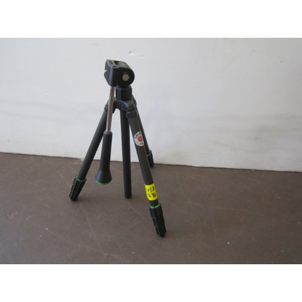 BLACK CAMERA TRIPOD
