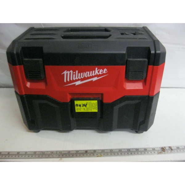 MILWAUKEE CORDLESS VACUUM W/HOSE & 1 BATTERY