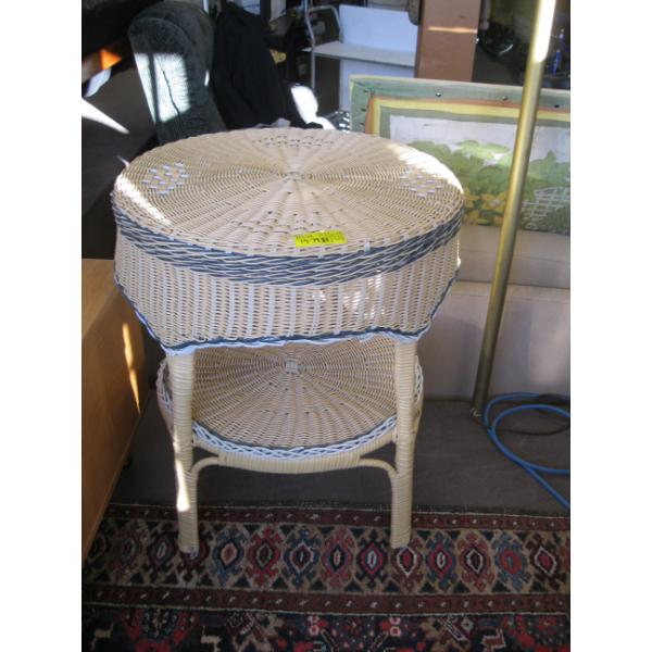 WICKER LIKE ROUND TABLE
