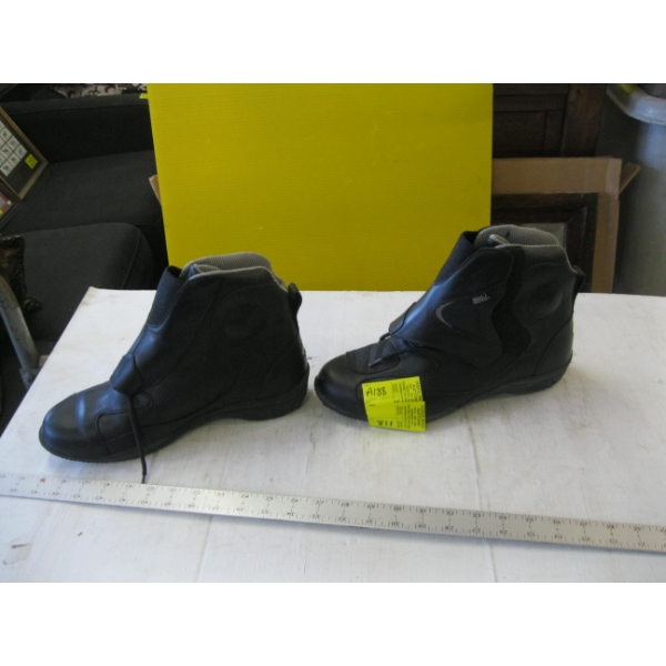 PAIR OF TOUR MASTER MOTORCYCLE RIDING BOOTS, MENs SZ 11