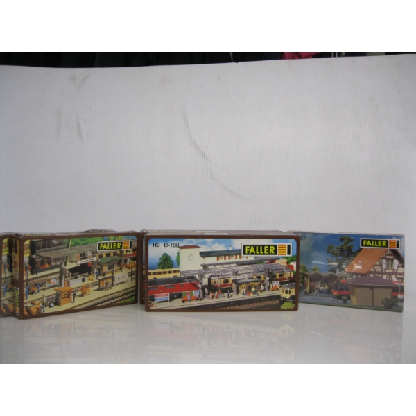 5 BOXES OF HO BUILDINGS & ACCESS.