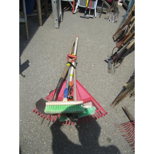 BUNDLE OF GARDEN TOOLS