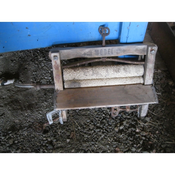 ANTIQUE WOODEN WRINGER 