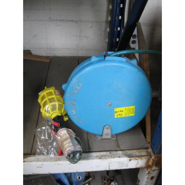 AIR HOSE REEL - MISSING FITTINGS - & A 12V TROUBLE LIGHT