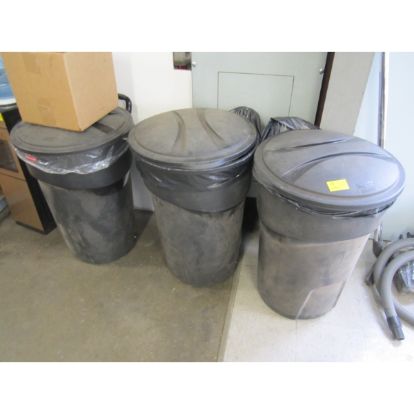 3 RUBBERMAID ROUGHNECK GARBAGE CANS W/LIDS