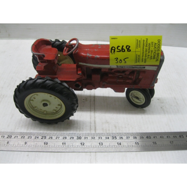 INTERNATIONAL HARVESTER METAL TRACTOR