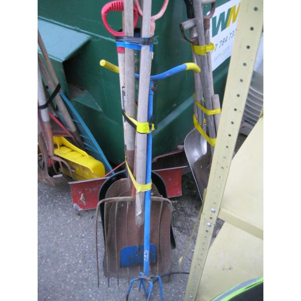 BUNDLE OF GARDEN TOOLS  